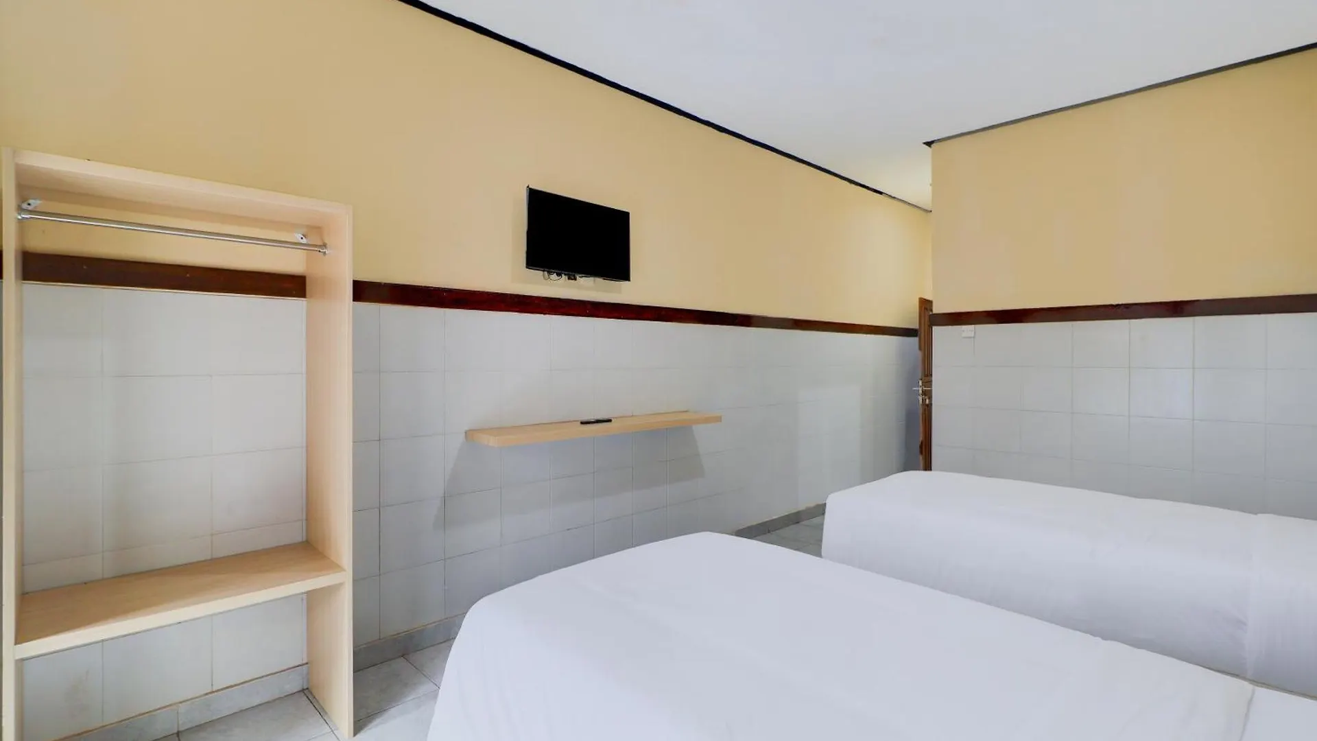 Townhouse Oak Legian Near Legian Beach Formerly Sayang Maha Merta Hotel