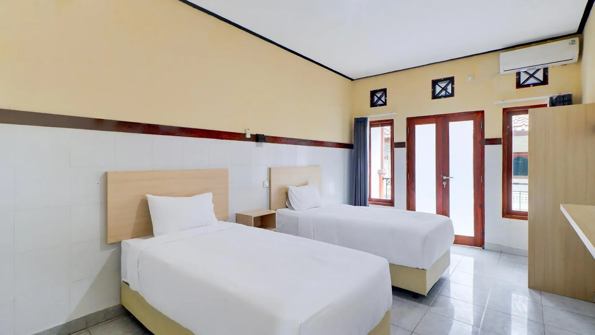 ** Hotel Townhouse Oak Legian Near Legian Beach Formerly Sayang Maha Merta Indonesia